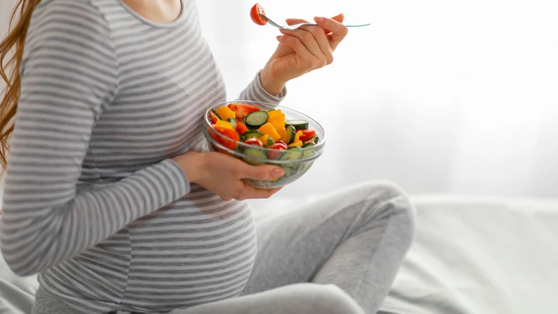 Duy trì chế độ ăn uống cân bằng giúp mẹ bầu tăng khả năng sinh thường khi bị đa ối