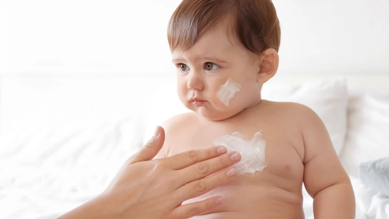 Dưỡng ẩm đúng cách giúp cải thiện tình trạng da khô ở trẻ