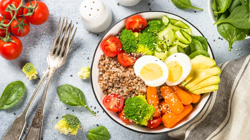Chế độ ăn cân bằng, giàu protein và vitamin giúp duy trì thể trạng và hỗ trợ phục hồi