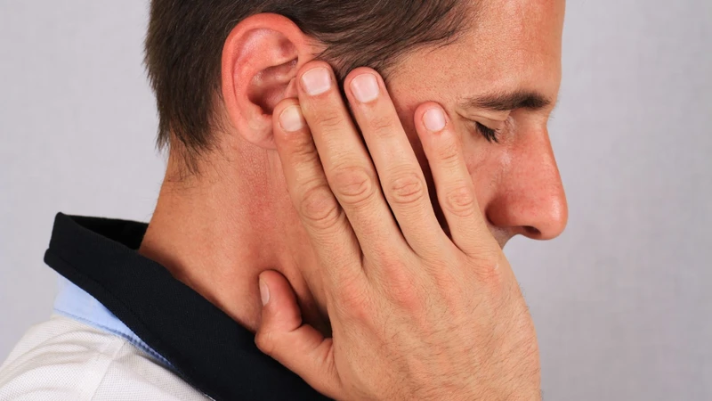 Đau có thể xuất phát từ vùng họng hoặc cổ rồi lan về phía tai