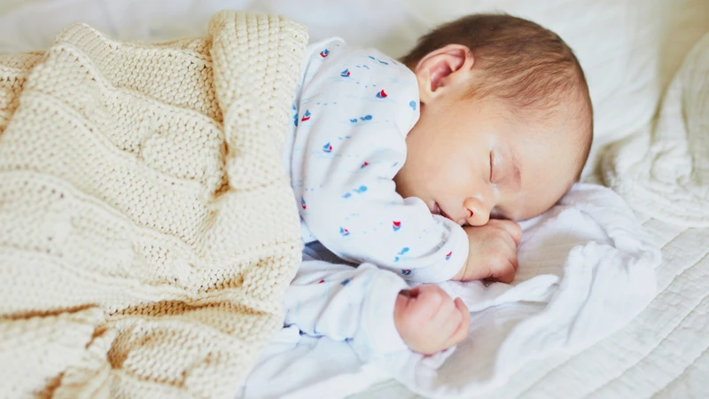 Với bé dưới 1 tháng tuổi và bú mẹ hoàn toàn, mẹ nên ưu tiên sức khỏe hồi phục sau sinh trước khi can thiệp nha khoa không khẩn cấp