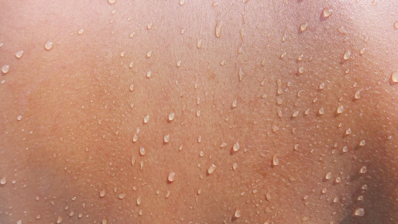 Đang đổ mồ hôi có nên tắm không cần xét mức độ ra mồ hôi