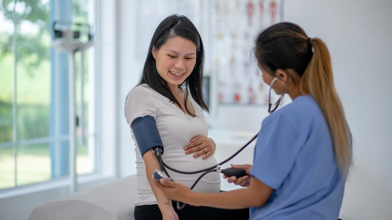 Mẹ bầu chủ động kiểm tra quyền lợi trước khi sử dụng bảo hiểm khám thai.