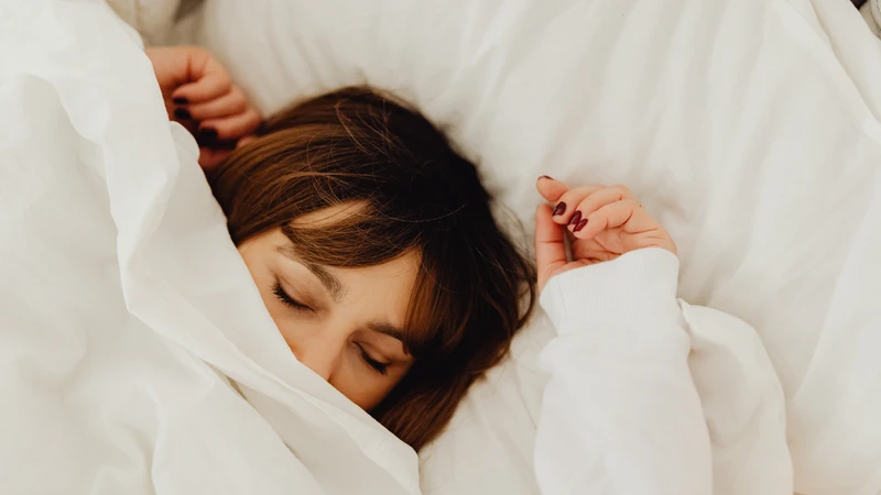 Đắp chăn cho người say rượu và kiểm tra nhịp thở