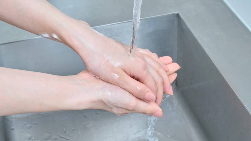 Bạn cần rửa tay sạch trước khi đặt thuốc