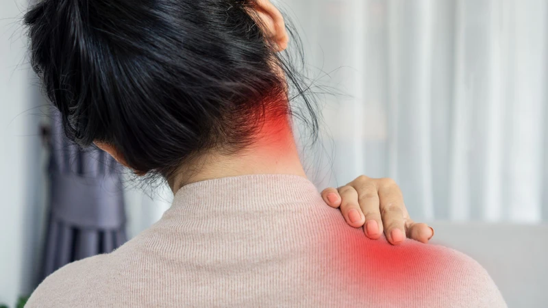 Đau bả vai có thể liên quan đến nhiều nguyên nhân cơ xương khớp và nội tạng