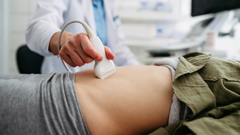 Chẩn đoán đau bụng cần kết hợp khám và xét nghiệm phù hợp