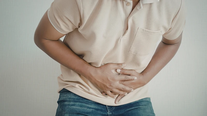 Nam giới bị rối loạn tiêu hóa gây đau bụng dưới bên phải