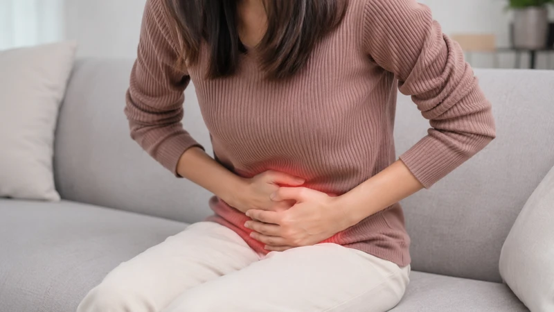 Đau bụng dưới gần mu ở nữ có thể liên quan nhiều cơ quan vùng chậu
