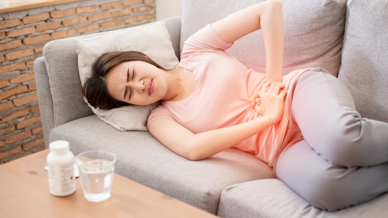 Đau bụng ngộ độc có thể kèm buồn nôn hoặc tiêu chảy