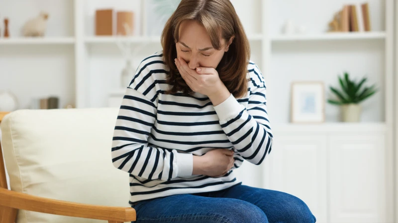 Khó tiêu có thể gây ra các triệu chứng đầy hơi, đau bụng và ợ hơi