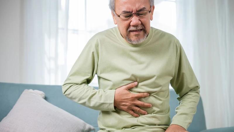 Tình trạng đau bụng thường xuyên ở người lớn tuổi có thể xuất phát từ nhiều bệnh lý tiềm ẩn