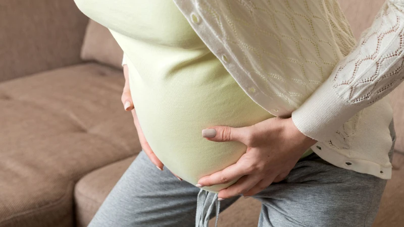 Khi vỡ ối, mẹ bầu cần giữ bình tĩnh để xử lý đúng cách, tránh ảnh hưởng đến mẹ và cả thai nhi