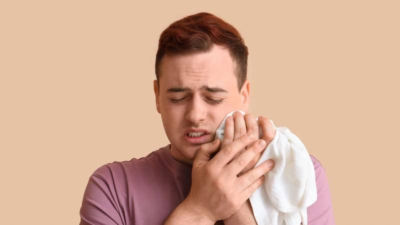 Chườm lạnh giúp làm tê tạm thời các dây thần kinh ở khu vực đau, giảm sưng viêm