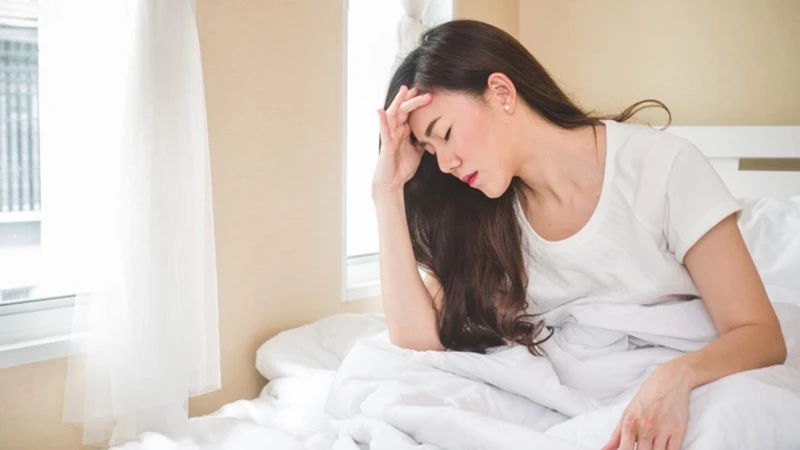 Khi có dấu hiệu bất thường, xử trí bằng cách ngồi hoặc nằm xuống để tránh nguy hiểm