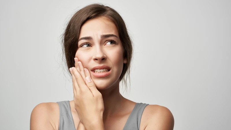 Đau nhức vùng hàm là triệu chứng điển hình không nên bỏ qua