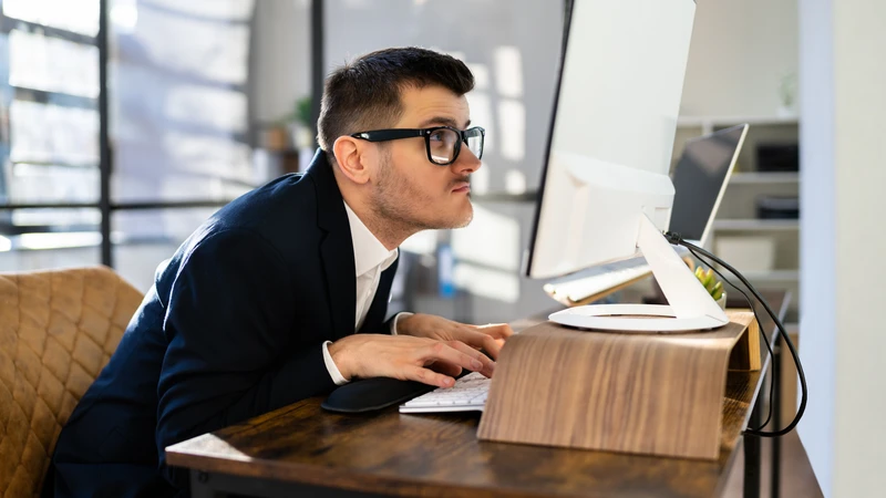 Ngồi làm việc sai tư thế kéo dài, cơ cổ vai gáy bên phải dễ căng cứng và đau mỏi