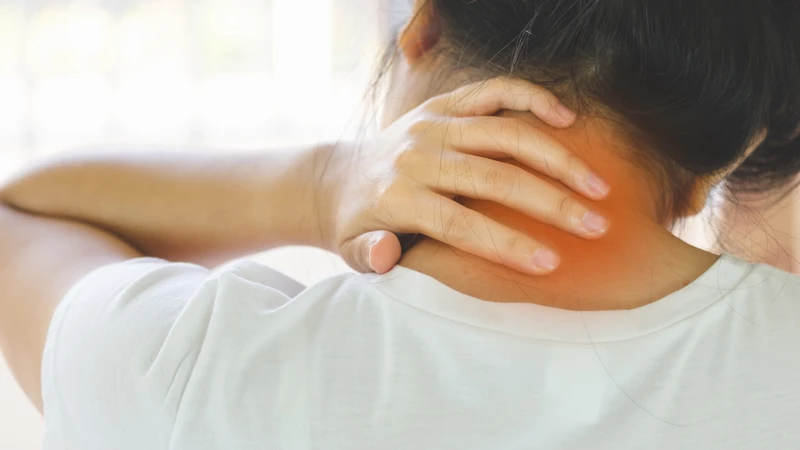Đau cổ vai gáy bên trái xuất hiện âm ỉ hoặc dữ dội, khiến cơ thể luôn mệt mỏi khó chịu