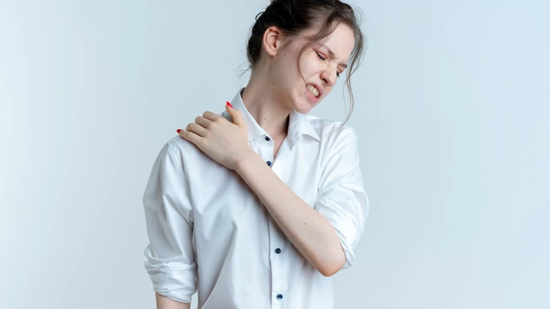 Đau cơ vai là tình trạng đau, nhức, căng cứng hoặc khó vận động ở các nhóm cơ quanh khớp vai