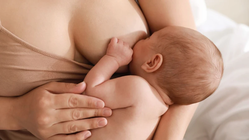 Thay đổi nội tiết tố sau sinh là nguyên nhân khiến mẹ đang cho con bú bị đau dạ dày