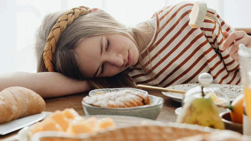 Người bị đau dạ dày không nên để bụng quá đói hoặc ăn quá no trong một bữa