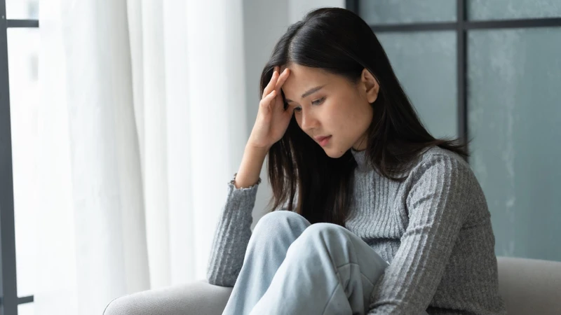 Đau đầu có thể liên quan đến nhiều yếu tố thường gặp trong sinh hoạt và sức khỏe