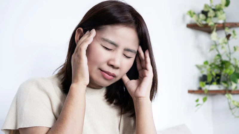 Đau đầu do thiếu ngủ gây cảm giác nặng đầu, đau âm ỉ vùng trán và sau gáy