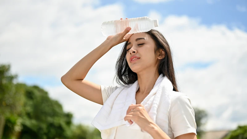 Mất nước là một trong những nguyên nhân gây đau đầu khi trời nắng nóng