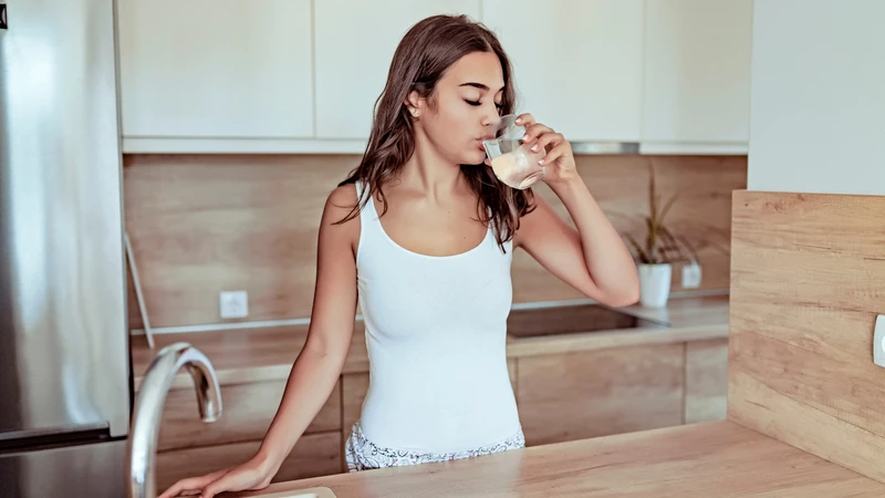 Nghỉ ngơi và bù nước giúp giảm đau đầu khi trời nắng nóng