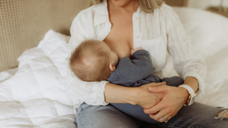 Đau núm vú thường do ngậm bắt vú sai hoặc hút sữa không đúng cách