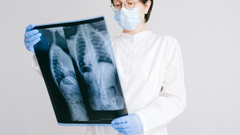 Thăm khám giúp xác định nguyên nhân đau dây thần kinh liên sườn