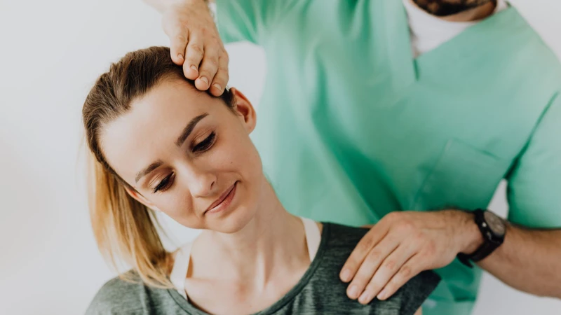 Thăm khám bác sĩ là cần thiết khi các biện pháp giảm đau tại nhà không mang lại hiệu quả