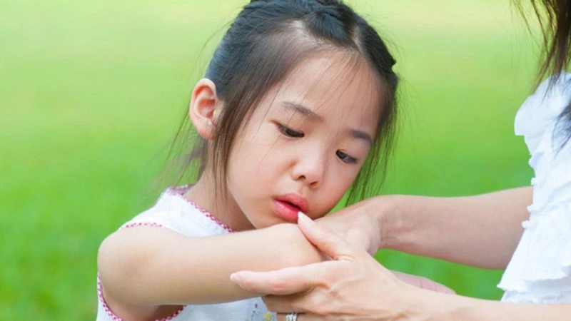 Đau dữ dội vùng xương bị tổn thương là dấu hiệu điển hình của gãy xương