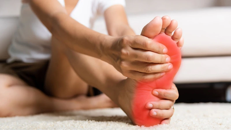 Tổn thương thần kinh ngoại biên có thể gây tê bì, nóng rát ở bàn chân