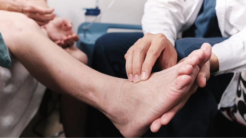 Người bệnh nên đi khám nếu đau kéo dài hoặc ảnh hưởng khả năng vận động