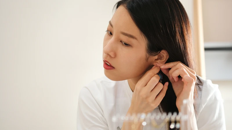 Sau khi bấm lỗ tai, nên đeo khuyên liên tục để vết thương ổn định, không tháo sớm gây bít lỗ xỏ
