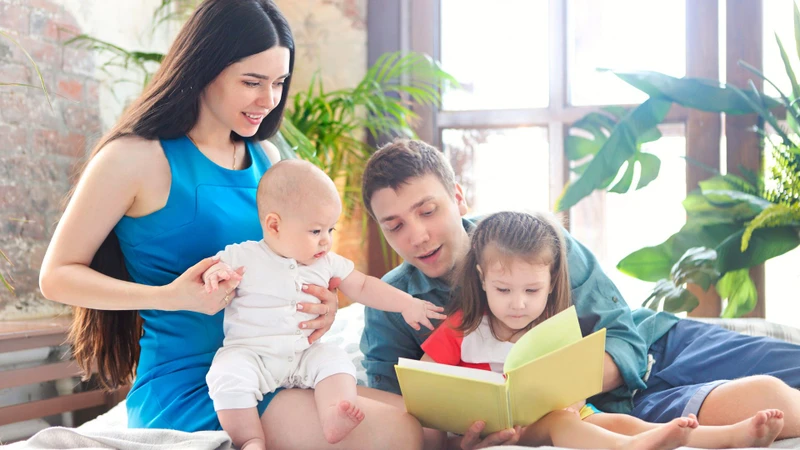 Trò chuyện và đọc sách mỗi ngày giúp trẻ phát triển ngôn ngữ tự nhiên