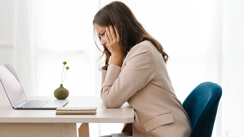 Cảm giác thất vọng tràn ngập và mất niềm tin vào bản thân được xem là dấu hiệu bị stress nặng