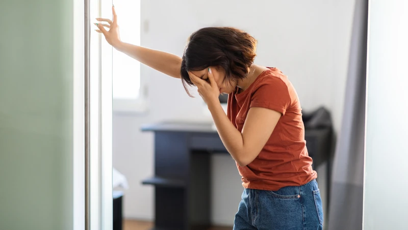 Dấu hiệu bị trúng gió thường gặp là đau đầu, chóng mặt, hoa mắt và cảm giác mất thăng bằng khi di chuyển