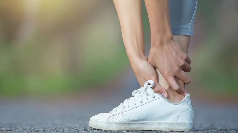 Đau nhức, sưng nề quanh khớp là dấu hiệu của bong gân