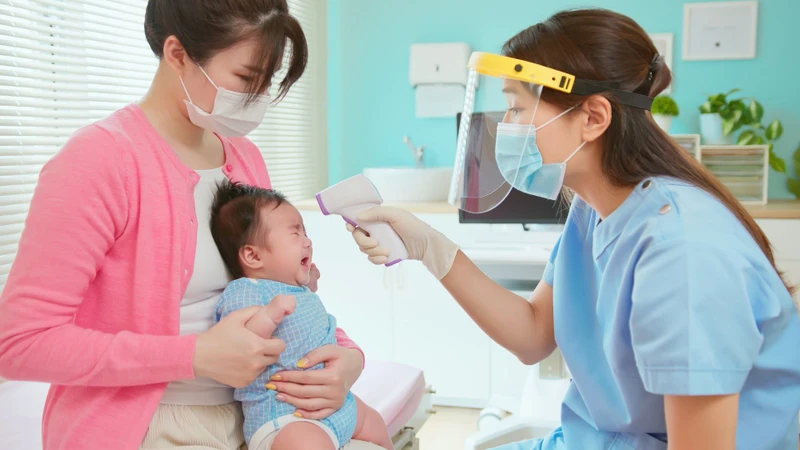 Đưa trẻ đến cơ sở y tế ngay khi xuất hiện dấu hiệu cảnh báo