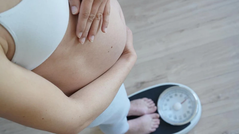 Khi thai 37 tuần, cân nặng mẹ có thể giảm nhẹ do dịch cơ thể thay đổi trước sinh