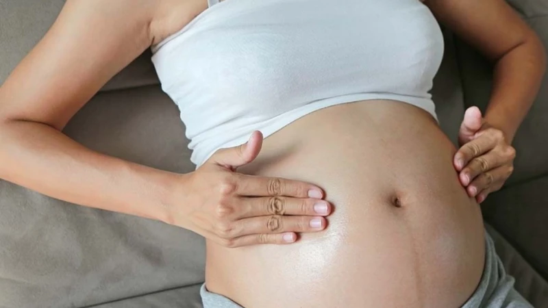Đau lan từ lưng ra bụng dưới, cơn co đều đặn hơn, báo hiệu thời điểm sinh sắp đến