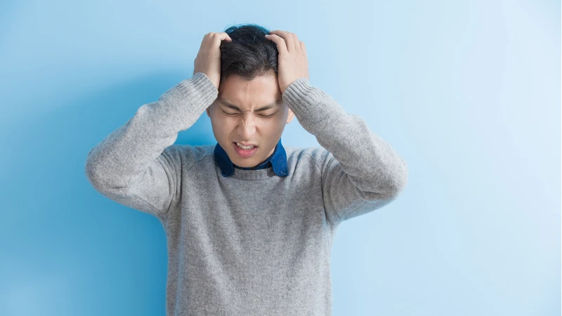 Thiếu nước có thể gây đau đầu, cơn đau thường rõ hơn khi đứng lên, cúi người hoặc leo cầu thang