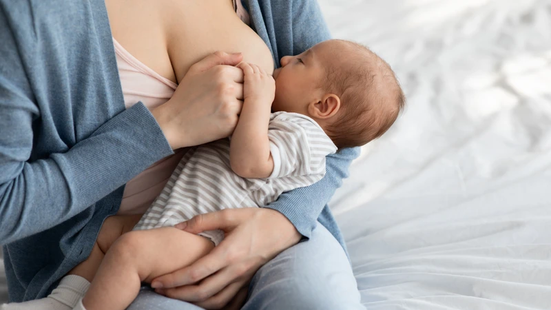 Bé bú yếu hoặc ít tã ướt cần được theo dõi và đánh giá sớm