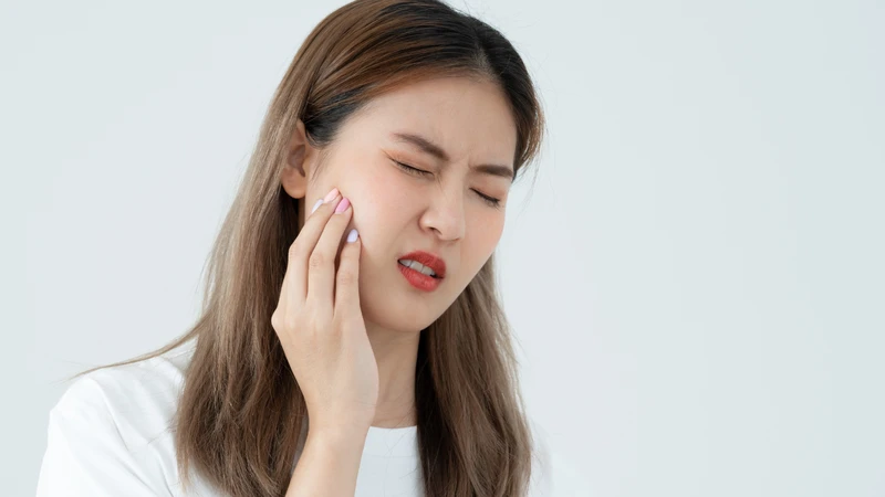 Chảy máu kéo dài tại vị trí nhổ cảnh báo nhiễm trùng sau khi nhổ răng khôn