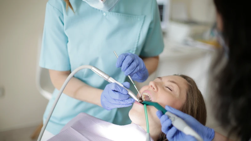 Làm sạch ổ răng loại bỏ các mảnh vụn còn sót lại trong ổ răng