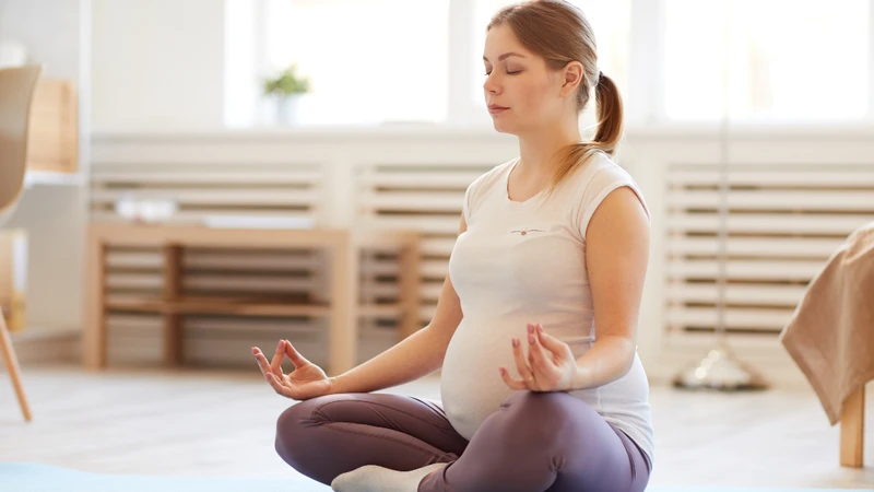 Các bài tập nhẹ nhàng như đi bộ, yoga bầu hoặc bơi lội sẽ giúp kích thích tuần hoàn máu