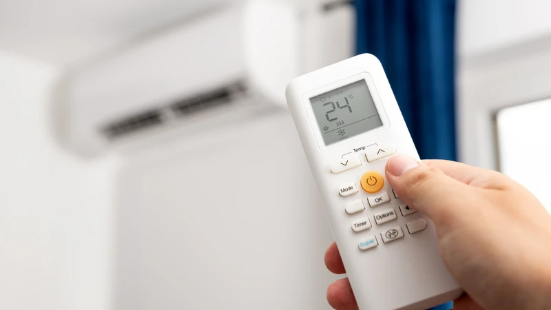 Điều chỉnh nhiệt độ phòng phù hợp giúp phòng ngủ dễ thở và hỗ trợ hô hấp