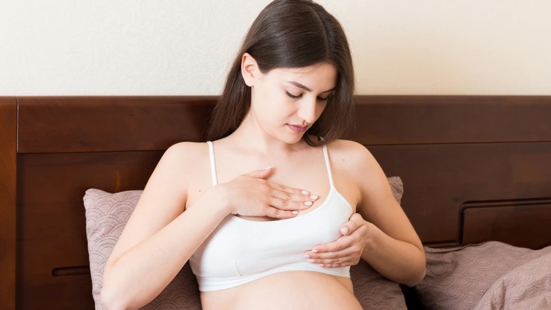 Theo dân gian, mang thai bé gái có thể khiến ngực trái phát triển hơn ngực phải